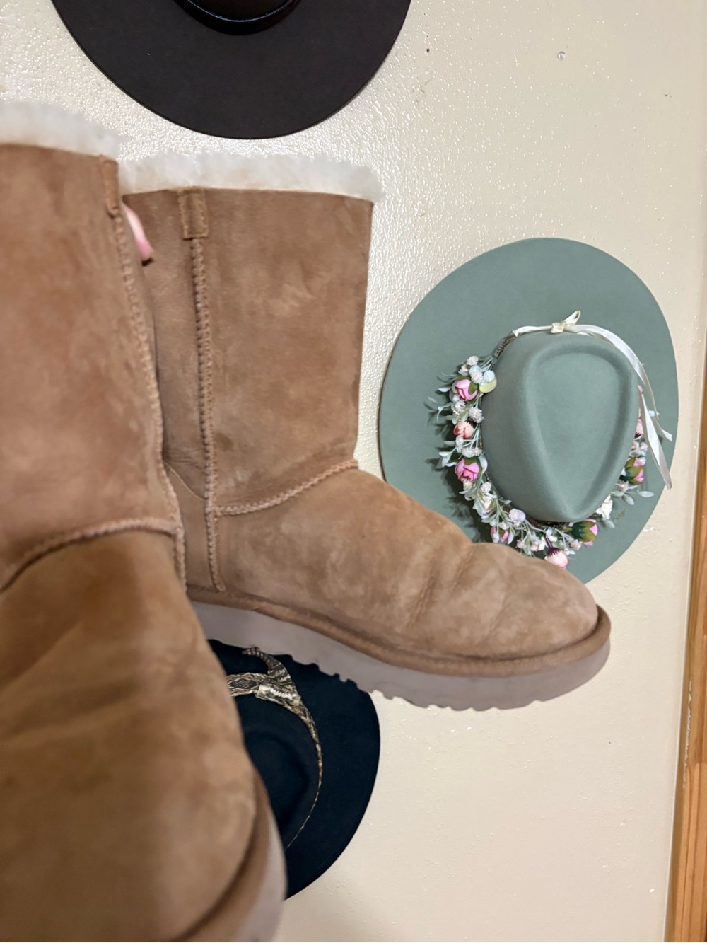UGG Bailey Bow II Water Resistant Suede Fur Light Brown Boots Sz 9 EUC - Picture 14 of 16